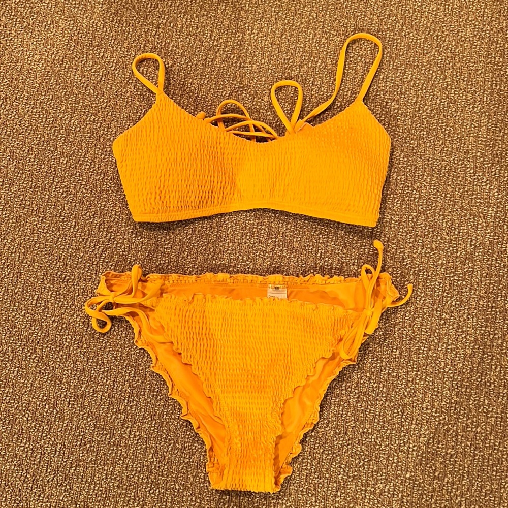 hollister yellow/orange swim suit set